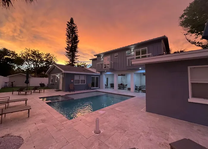 Cheerful 7 Bdrm With Private Pool One Block From Holiday home Clearwater Beach