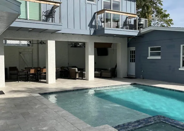 Cheerful 7 Bdrm With Private Pool One Block From * Clearwater Beach