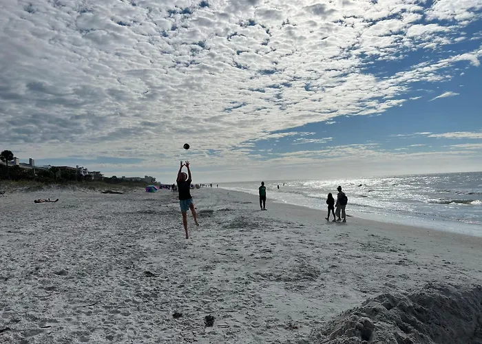 Cheerful 7 Bdrm With Private Pool One Block From Clearwater Beach