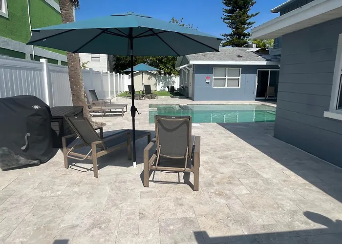 Cheerful 7 Bdrm With Private Pool One Block From Clearwater Beach