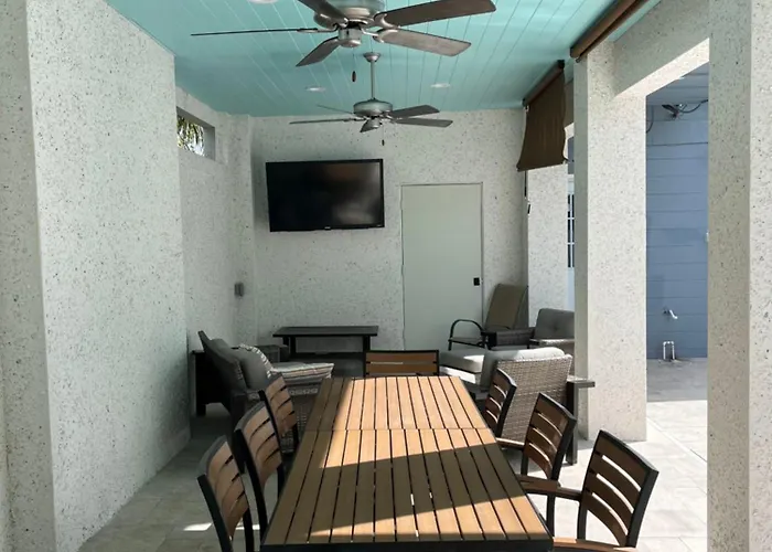Holiday home Cheerful 7 Bdrm With Private Pool One Block From *