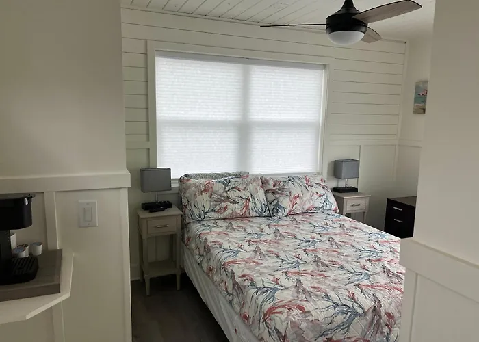 Holiday home Cheerful 7 Bdrm With Private Pool One Block From Clearwater Beach