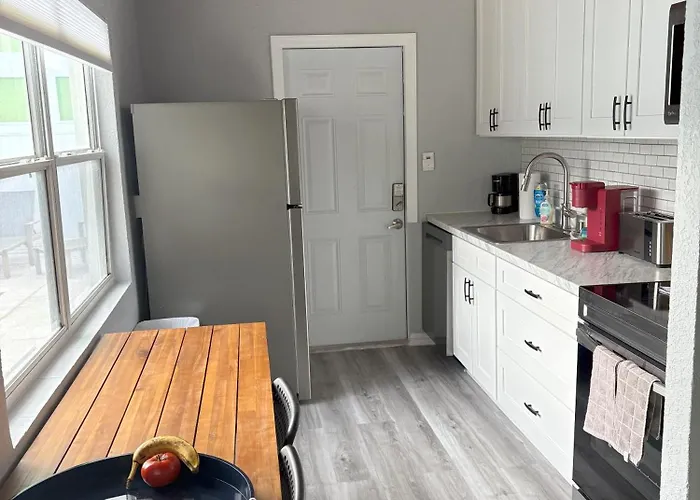 Cheerful 7 Bdrm With Private Pool One Block From Holiday home *