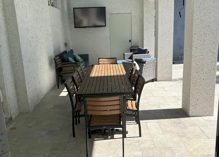 Cheerful 7 Bdrm With Private Pool One Block From