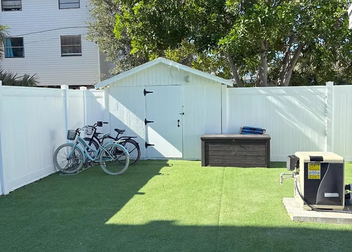 Cheerful 7 Bdrm With Private Pool One Block From Holiday home