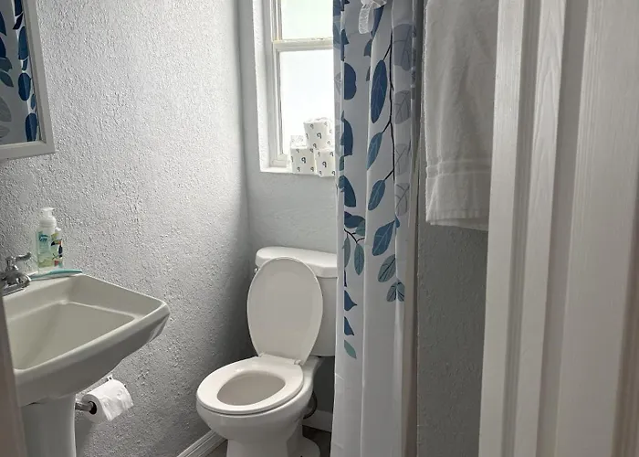 Holiday home Cheerful 7 Bdrm With Private Pool One Block From *