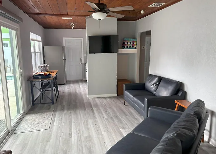 Cheerful 7 Bdrm With Private Pool One Block From Holiday home *