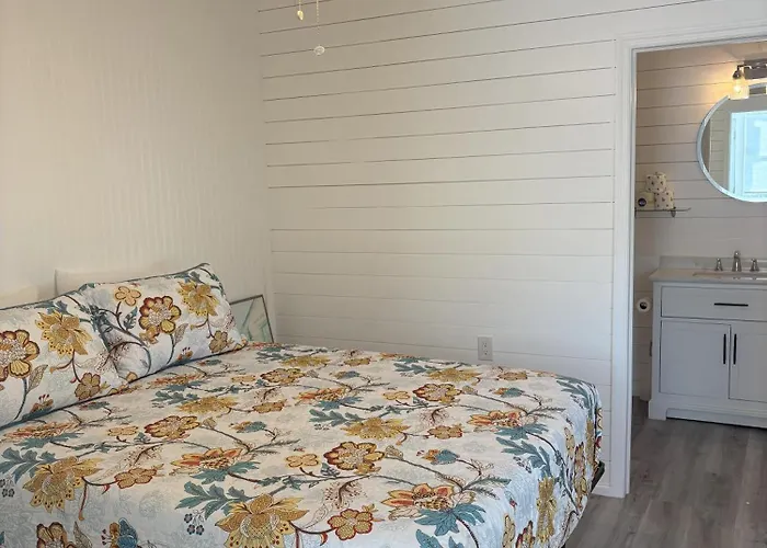Holiday home Cheerful 7 Bdrm With Private Pool One Block From *