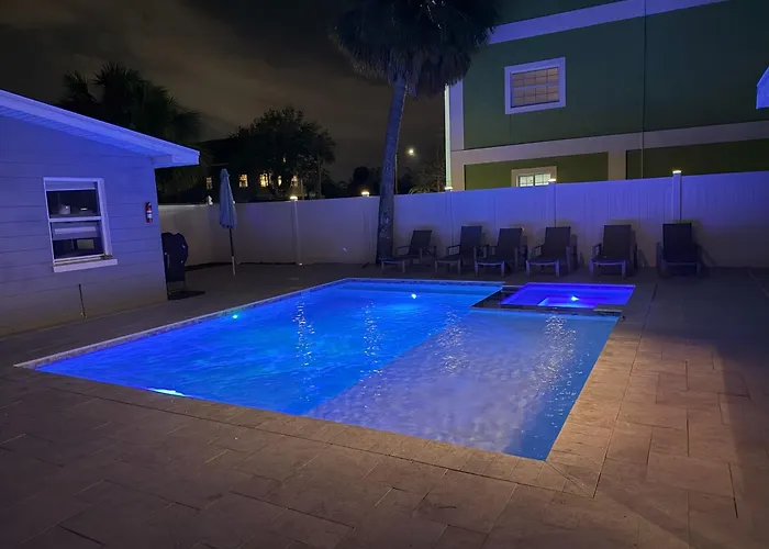 Holiday home Cheerful 7 Bdrm With Private Pool One Block From *