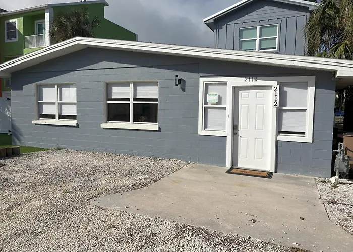 Cheerful 7 Bdrm With Private Pool One Block From Clearwater Beach