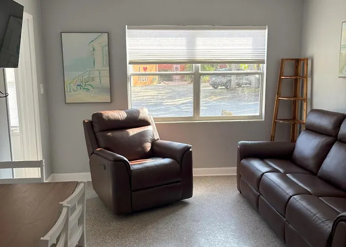 Cheerful 7 Bdrm With Private Pool One Block From Holiday home *