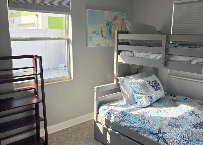Cheerful 7 Bdrm With Private Pool One Block From Holiday home Clearwater Beach