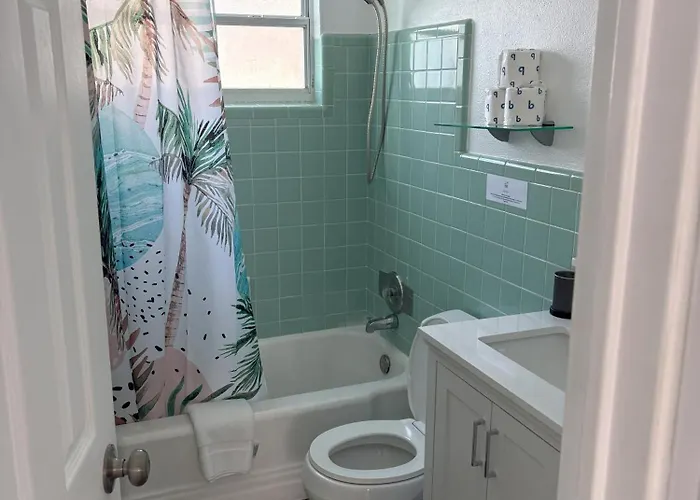 Holiday home Cheerful 7 Bdrm With Private Pool One Block From Clearwater Beach