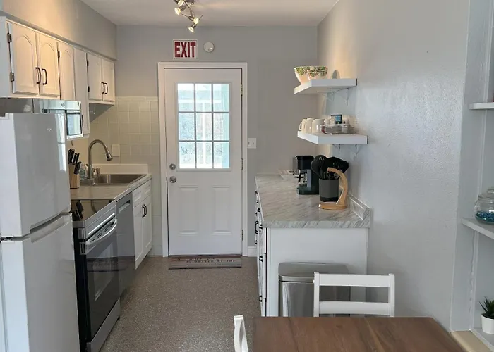 Cheerful 7 Bdrm With Private Pool One Block From Holiday home *