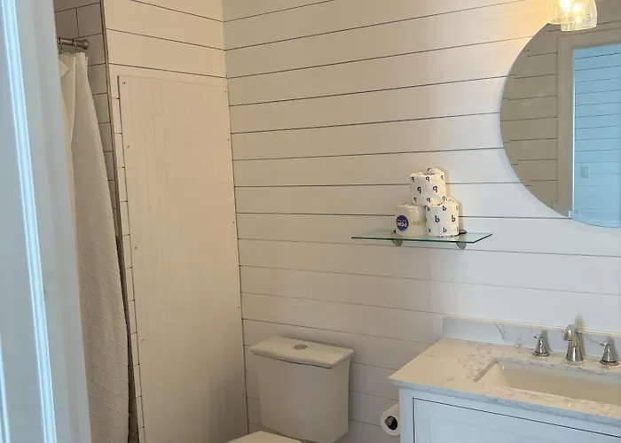 Cheerful 7 Bdrm With Private Pool One Block From Holiday home *